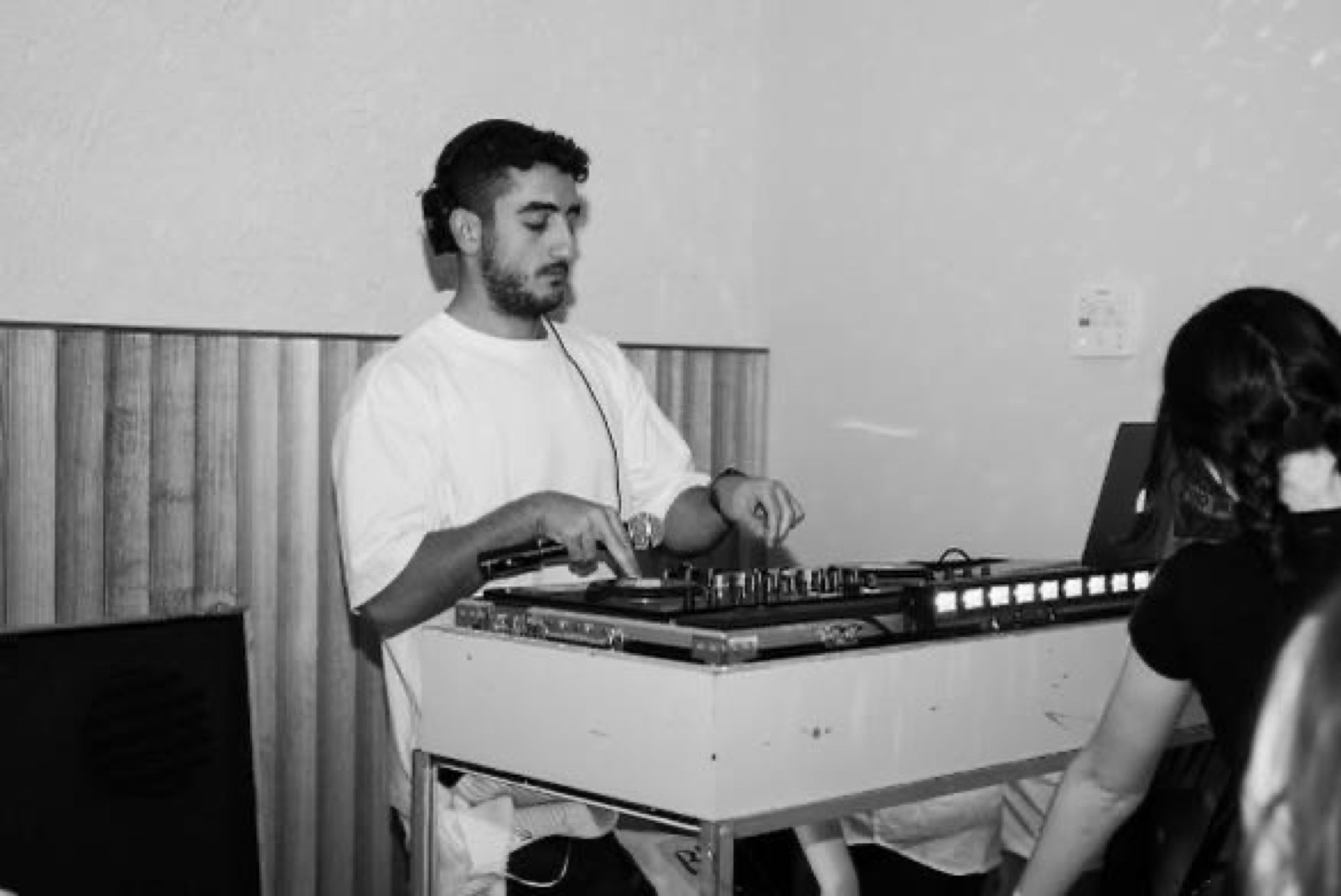 Mixing for a close crowd